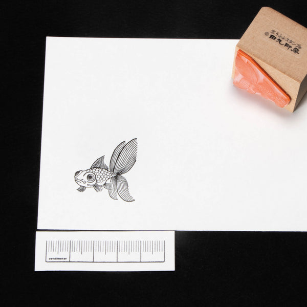 Poisson rouge face à gauche